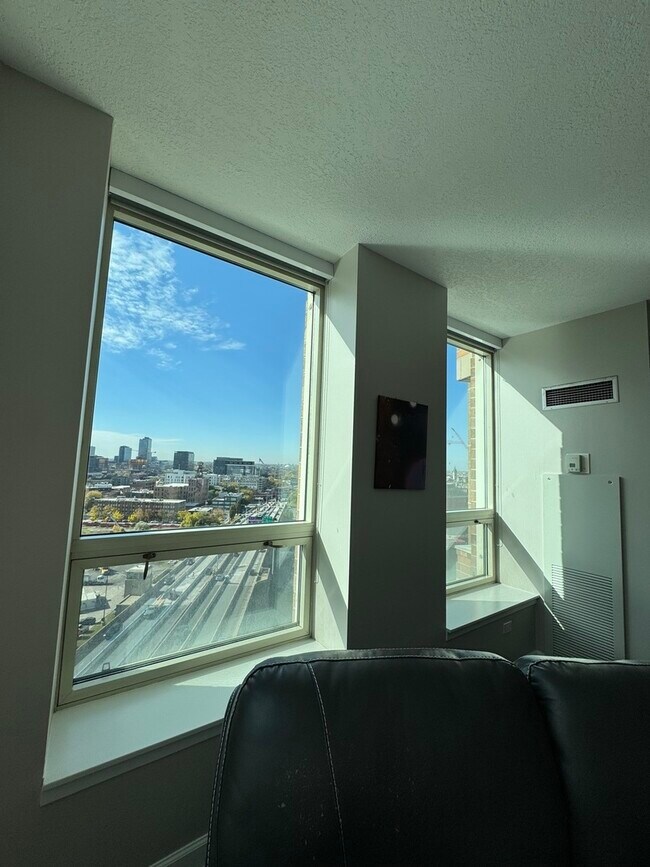 Building Photo - 600 N Kingsbury St