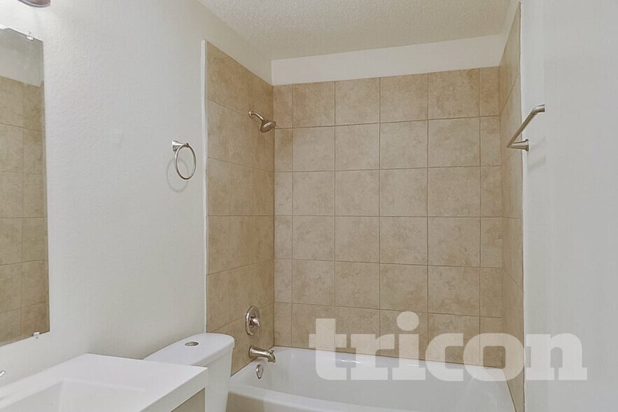 Building Photo - 2922 Marquis Ln