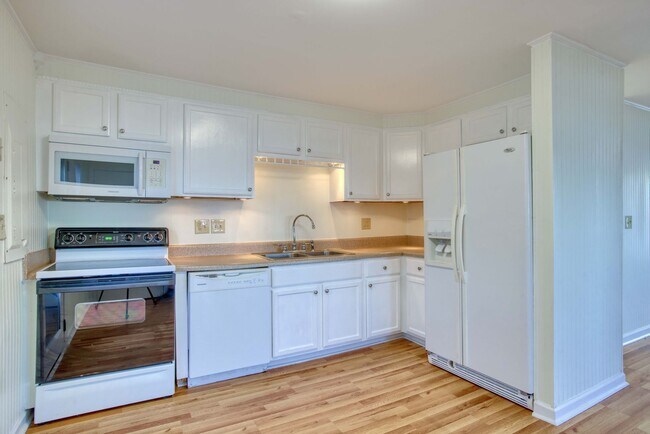 Building Photo - Waterfront Cottage - Newly Renovated!