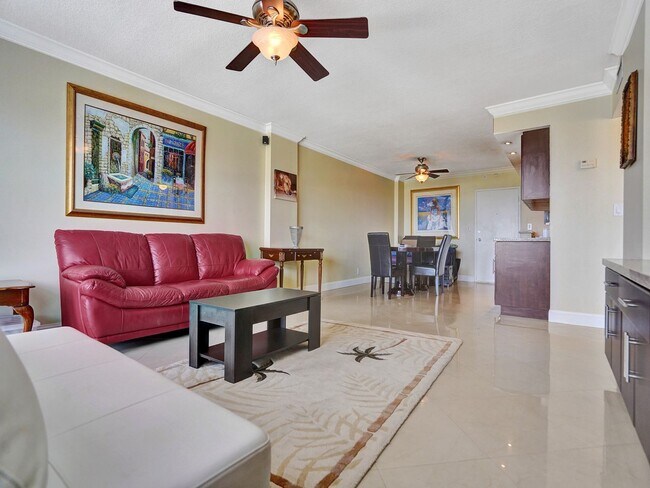 Building Photo - Beautiful 2 bedroom 1.5 bath Condo