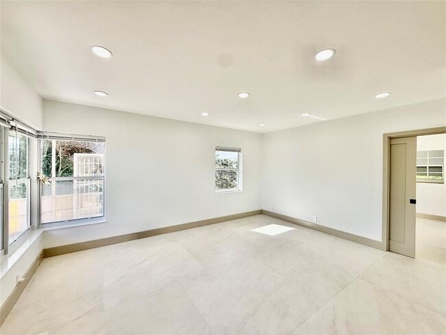 Building Photo - 1400 SE 7th Ave