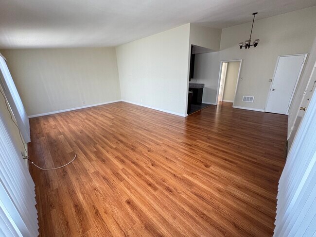 Building Photo - 521 S Manhattan Pl