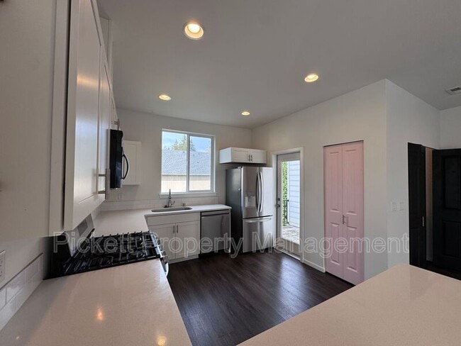 Building Photo - 814 NW Highgarden Dr