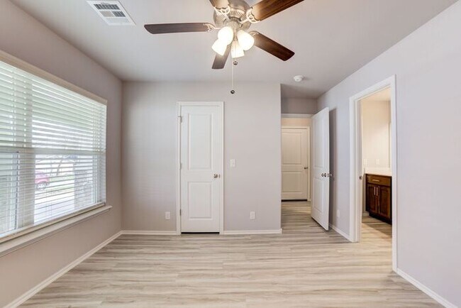 Building Photo - 4/2.5/2 New Construction Available Now!