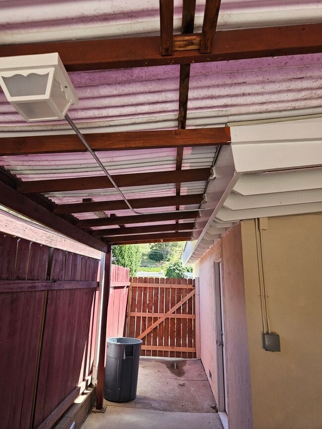 Building Photo - Large 3 Bedroom 2 Bath House