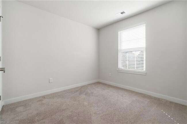 Building Photo - 266 Foxglove Dr