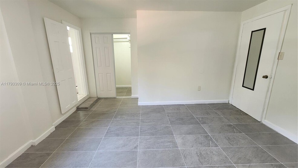 Building Photo - 9740 Colonial Dr