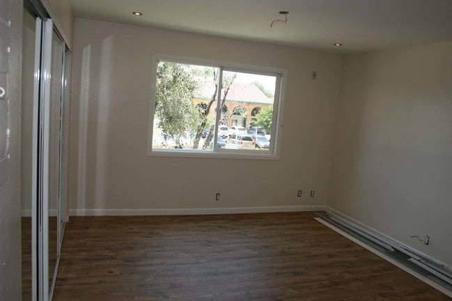 Building Photo - 400 N Acacia Ave