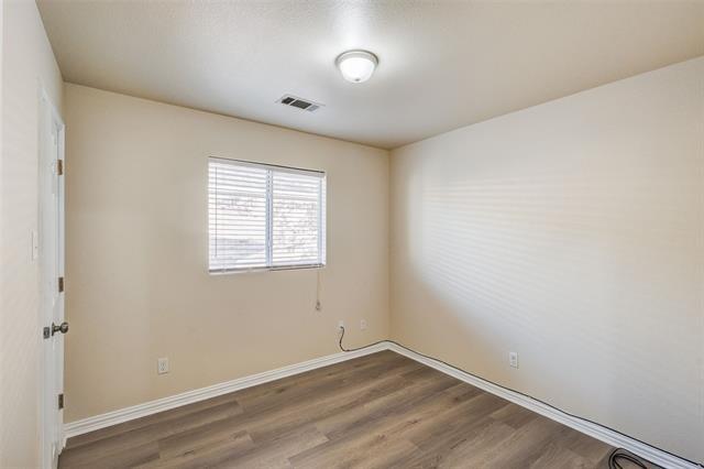 Building Photo - 2338 Kingsway Dr