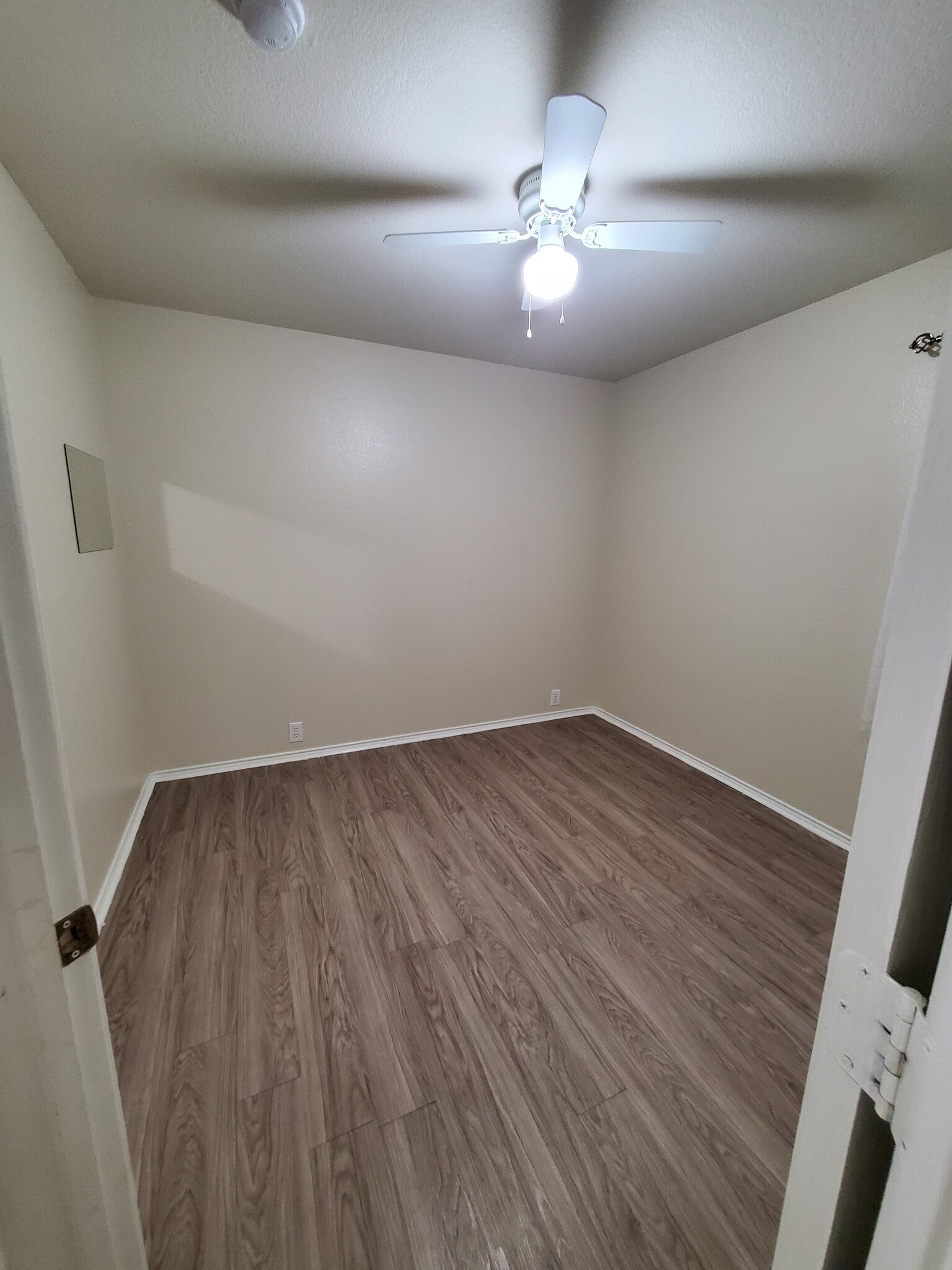Unit B - Bedroom, pic 2 - 3609 Sonoma Dr