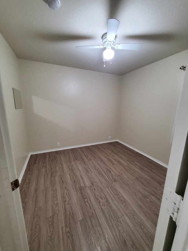 Unit B - Bedroom, pic 2 - 3609 Sonoma Dr