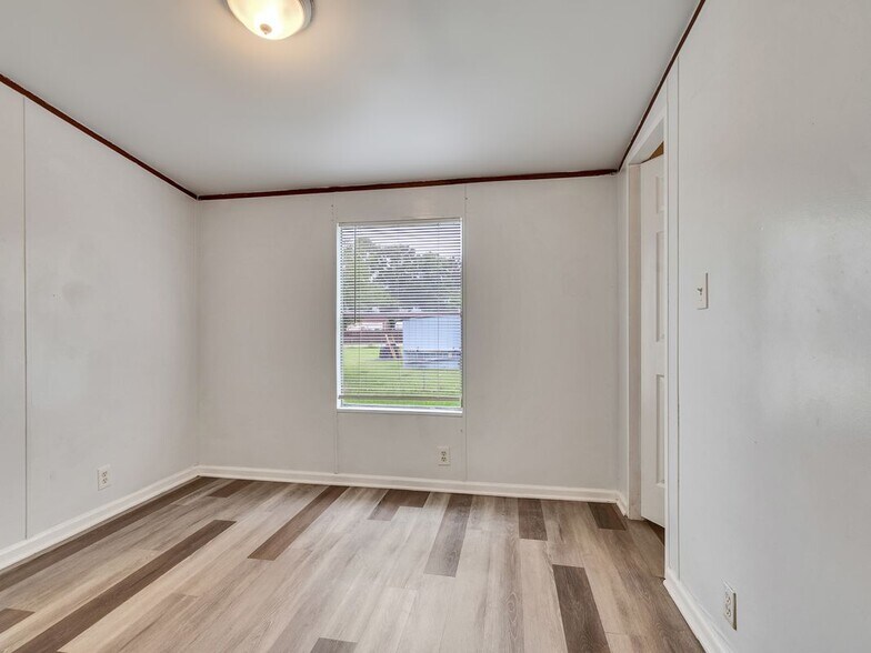 Building Photo - 25779 Almarie Dr