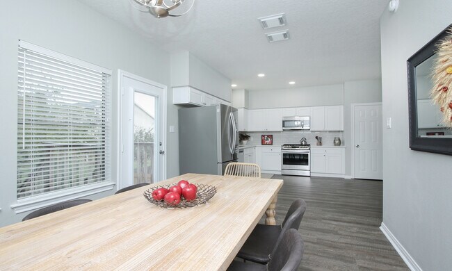 Building Photo - 131 Pine Rd