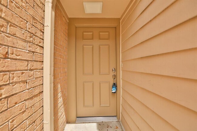 Building Photo - 2050 Augusta Dr