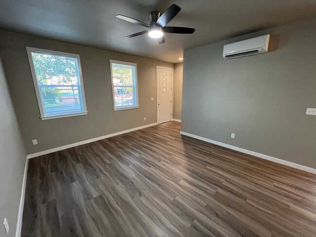 Building Photo - NEW 4 Bedroom / 4.5 Bath Townhome. A/C in every bedroom