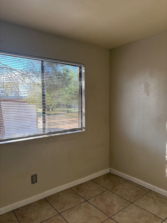 Building Photo - Great Condo in Great Area
