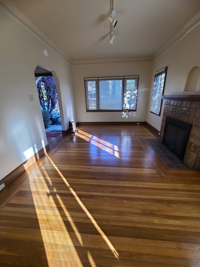 Building Photo - 1828 Walnut St