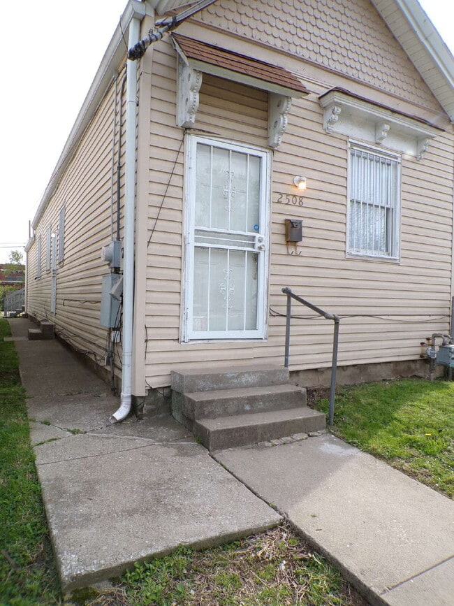 Building Photo - 2 bedroom, 1 bathroom house in Russell neighborhood