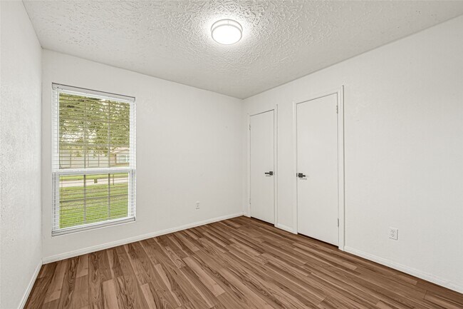Building Photo - 13327 N Thorntree Dr