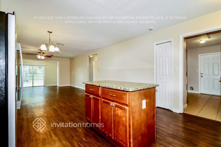 Building Photo - 2512 Casilla Wy S