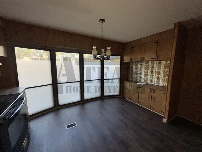 Building Photo - Spacious 2-bedroom, 1-bathroom home!