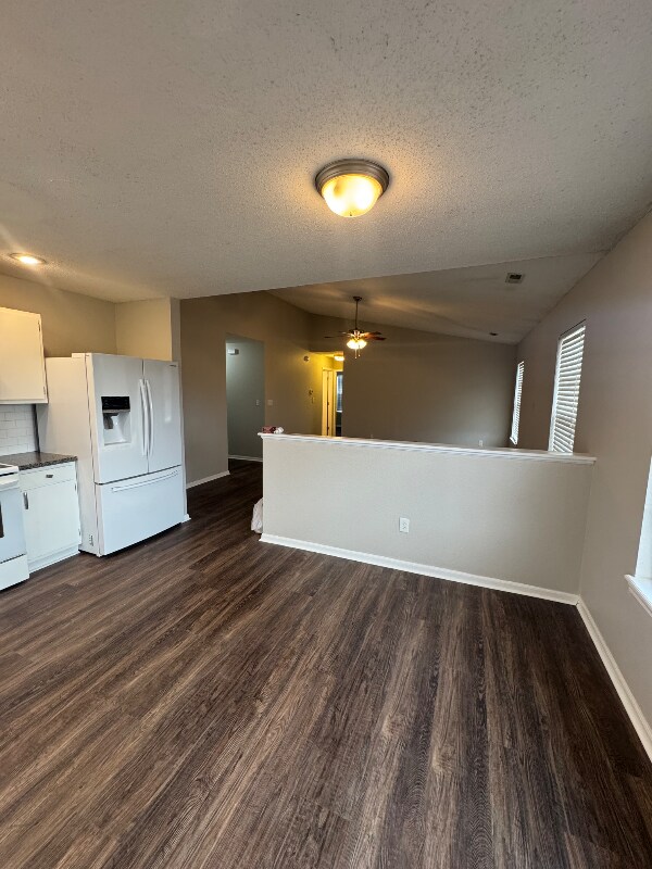 Building Photo - 18030 Sanibel Cir