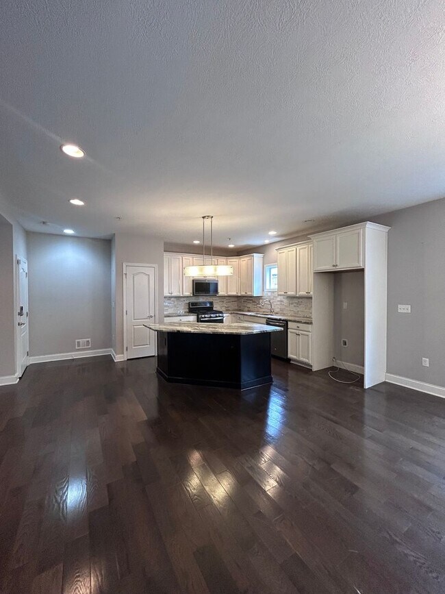 Building Photo - Modern 3-Level North Side Townhome with Garage
