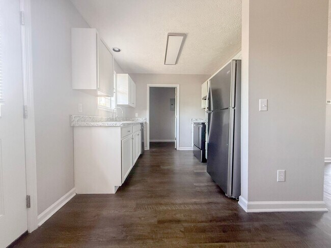 Building Photo - 480 W 4th St