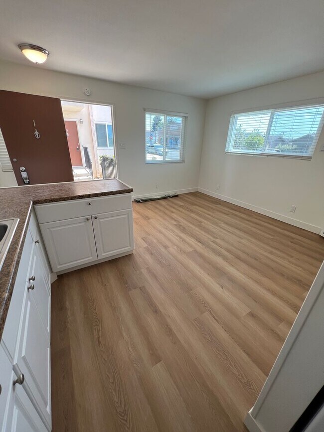 Building Photo - Charming One Bedroom Unit.