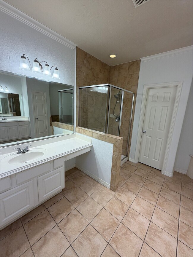 Building Photo - 11602 Royal Oaks Crossing