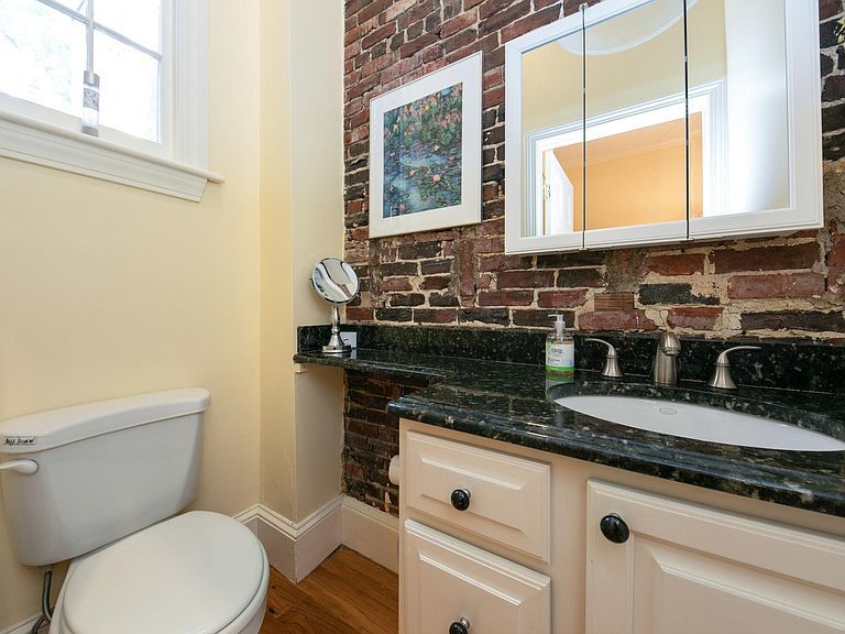 Building Photo - 36 Melrose St