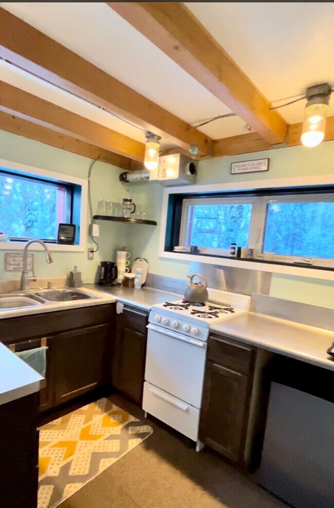 Building Photo - Cute dry cabin in goldstream for rent / 2 ...