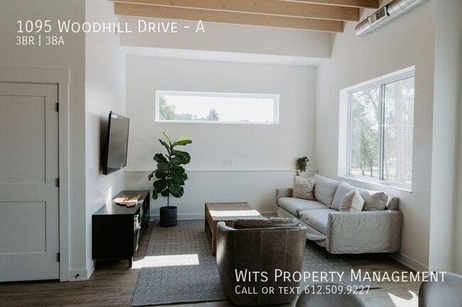 Building Photo - 1095 Woodhill Dr