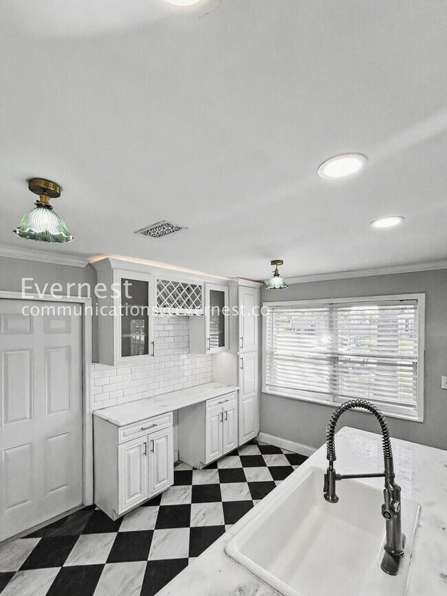 Building Photo - 1885 Shore Acres Blvd NE