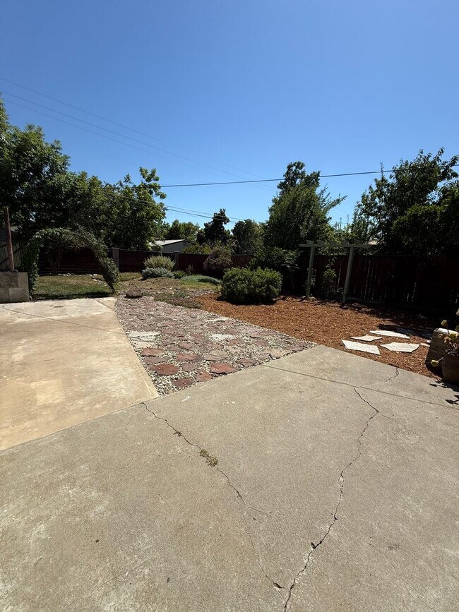 Building Photo - *Charming 2 Bedroom Home in Roseville’s Historic District with Bonus Detached Space*