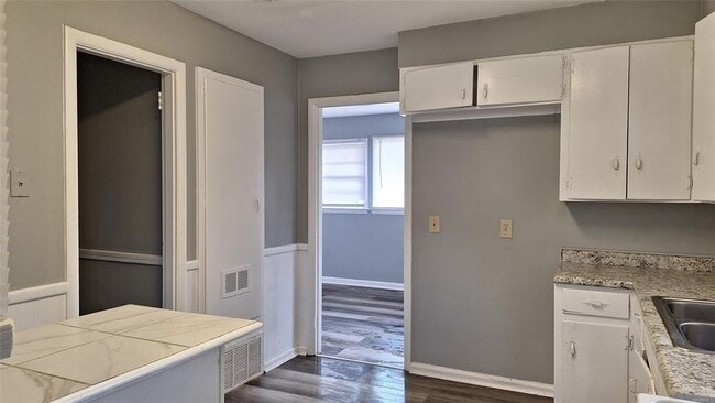 Building Photo - 3827 Harrison Rd