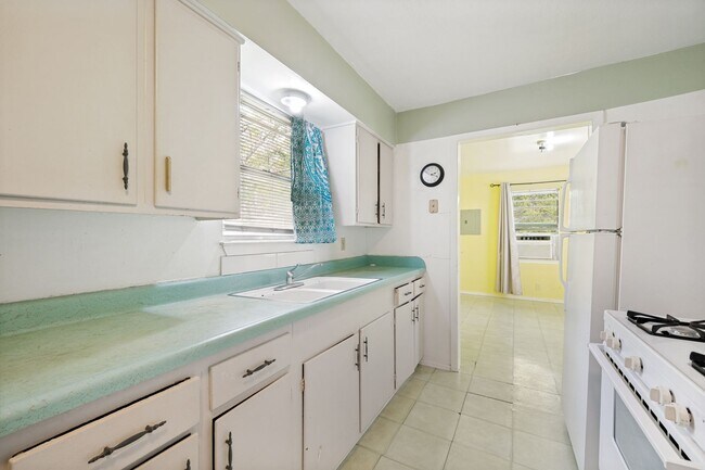 Building Photo - CHARMING DENVER HEIGHTS 3-BEDROOM