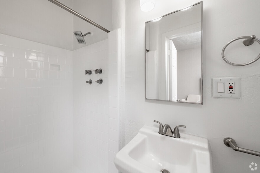 Studio - 323SF - Bathroom - SM Hollywood Studios