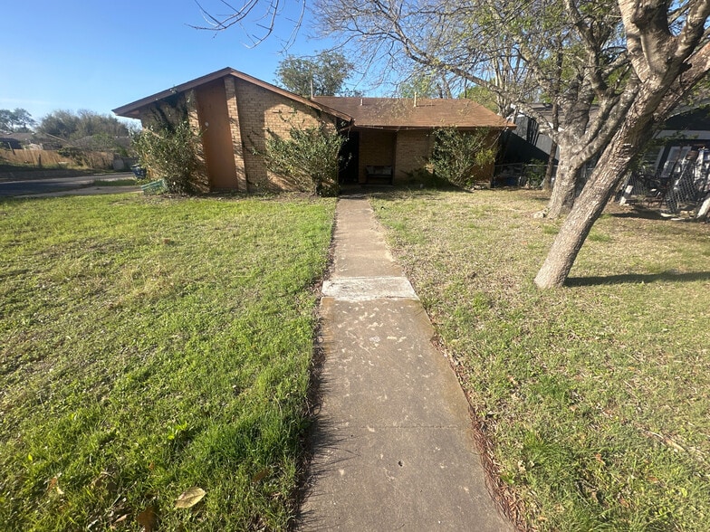 Building Photo - Room in House on Southwest Dr