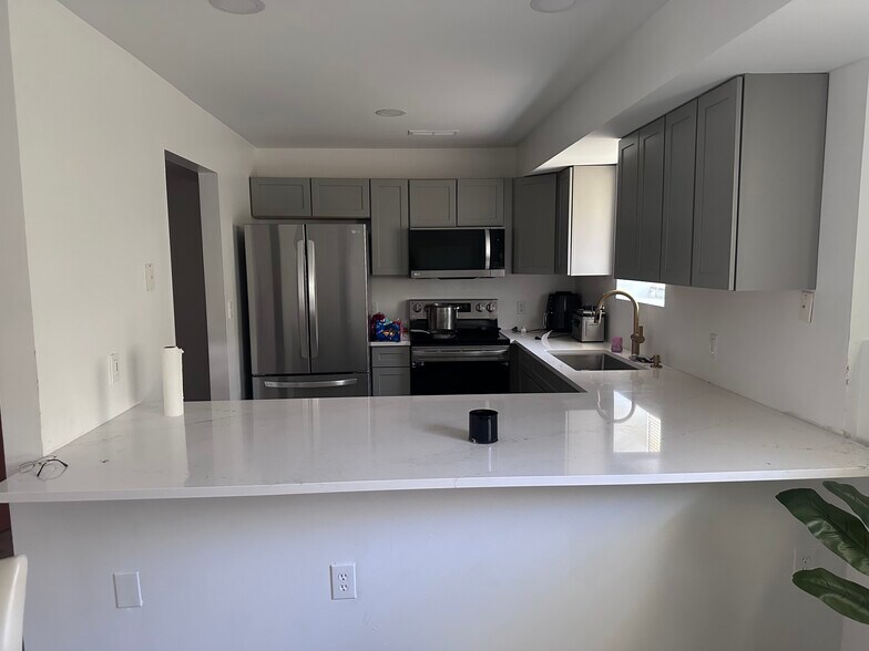 Quartz counter top - 5047 Hermitage Trail