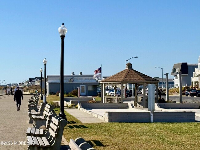 Building Photo - 2 Main St