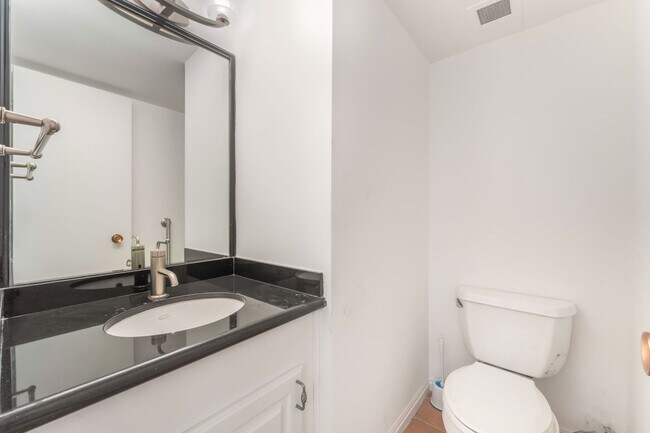 Building Photo - Luxury High-Rise Living with Views!