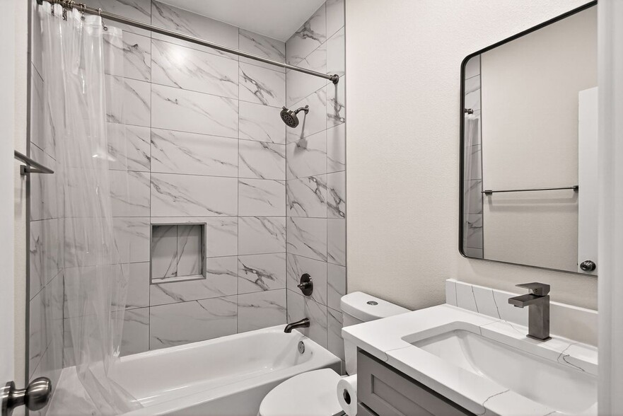 Building Photo - 631 E Mistletoe