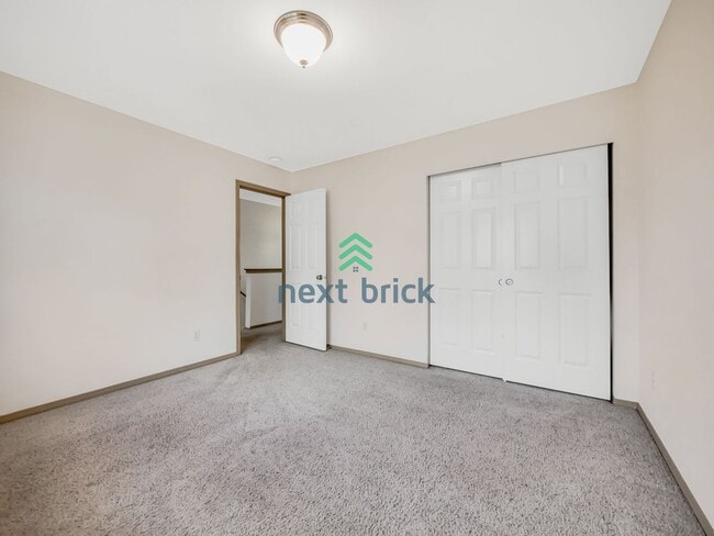 Building Photo - 4 Bed and 2.5 Bath Single-family Home Avai...