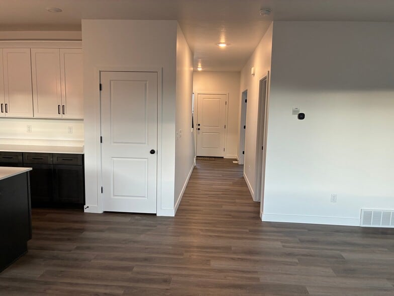 Building Photo - 708 N Plainsman Dr