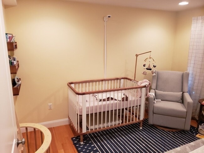 Building Photo - 11 Oak St