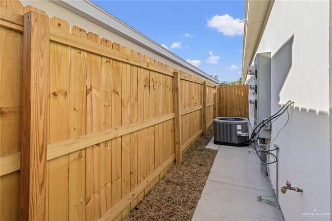 Building Photo - 14 Shavano Dr