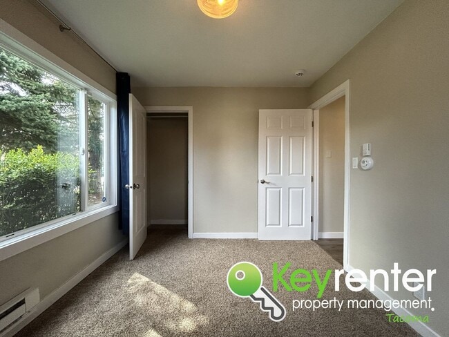 Building Photo - Tacoma Gardeners Dream 2Bed/1Bath