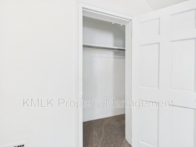 Building Photo - 484 Crouse St