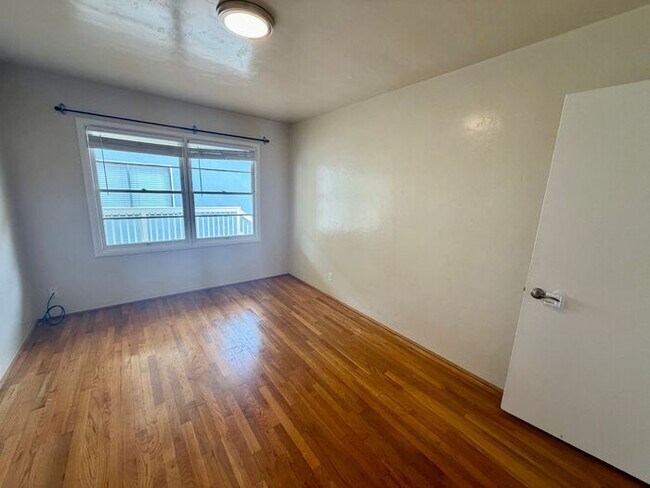 Building Photo - 2 bedroom 1 bath apartment in Downtown Monterey!